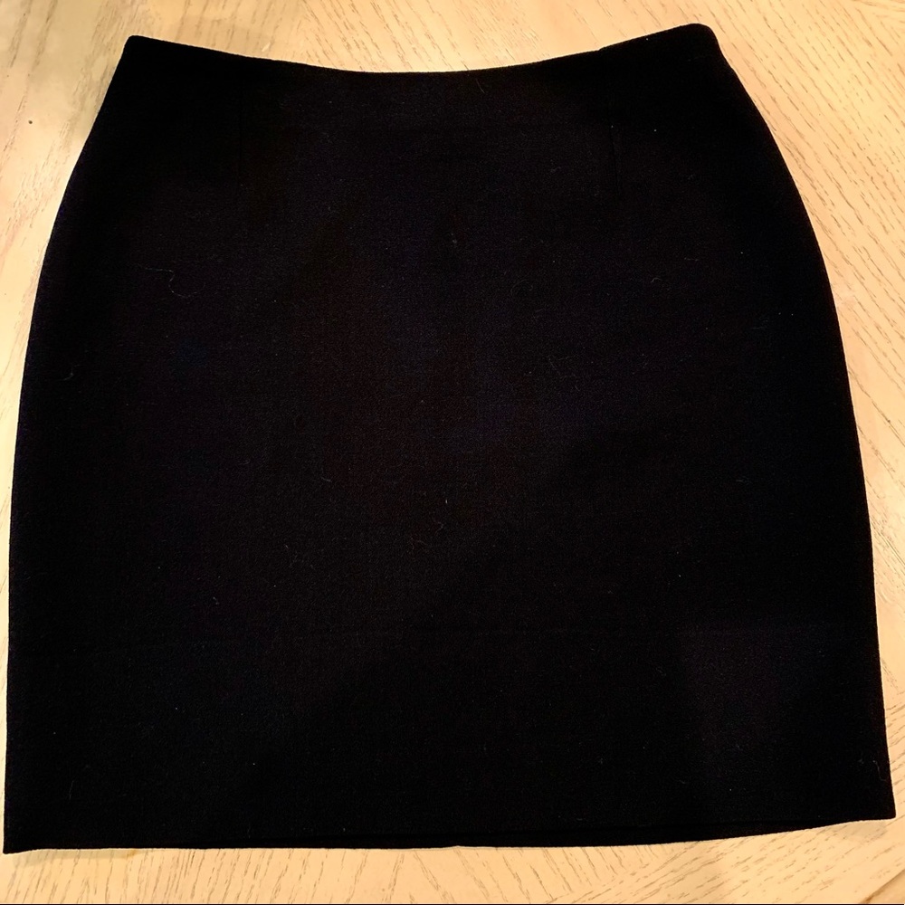 LN DARLING VERSACE MINI SKIRT. PAIR WITH HEELS OR BOOTS. BEAUTIFULLY TAILORED💞 - Picture 6 of 9